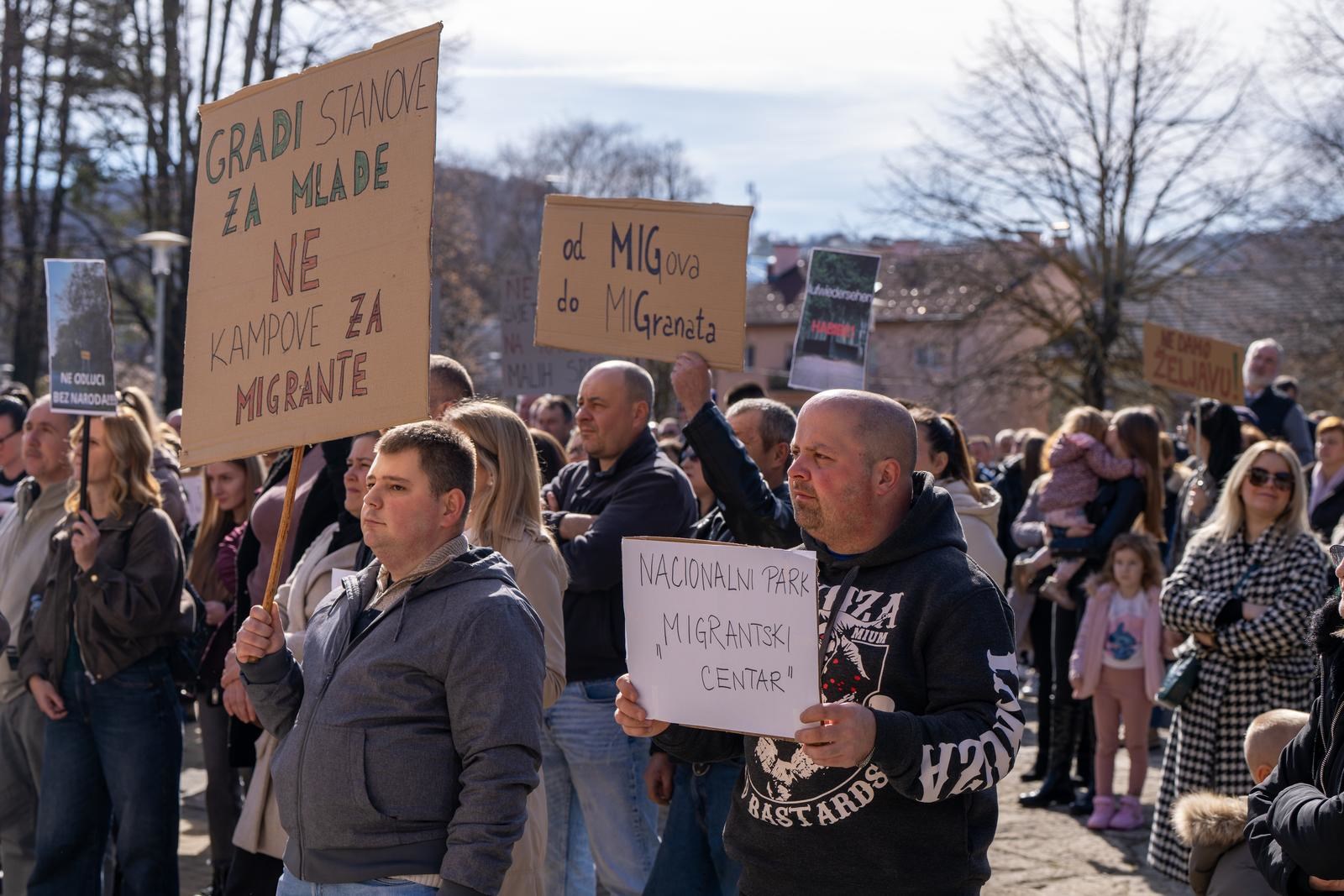 FOTO Održan prosvjed protiv migrantskog centra u Željavi