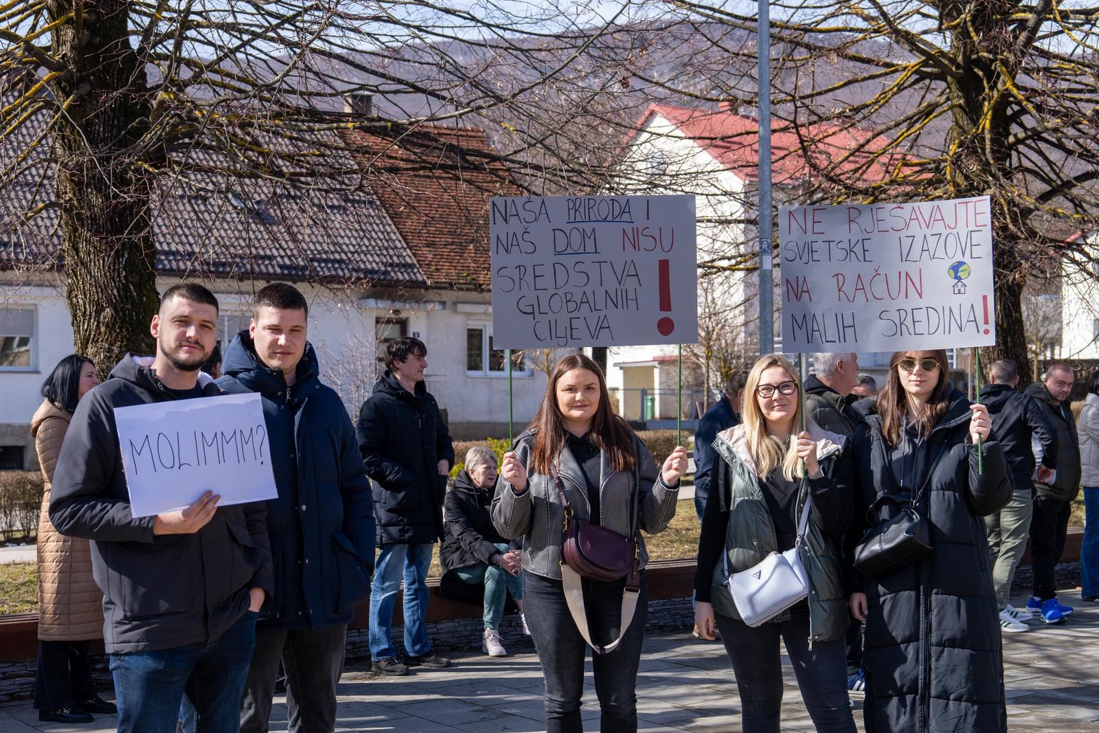 FOTO Održan prosvjed protiv migrantskog centra u Željavi