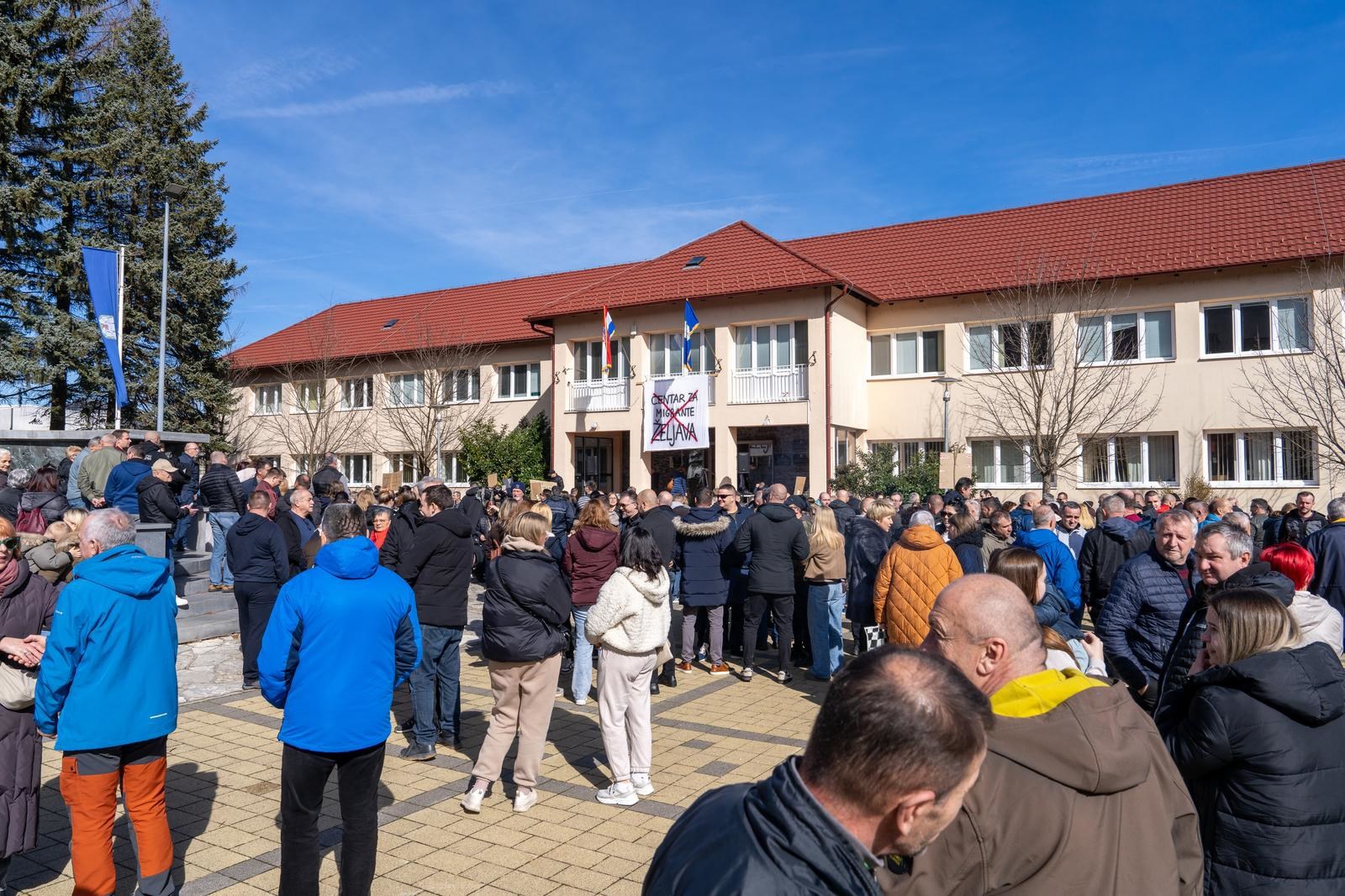 FOTO Održan prosvjed protiv migrantskog centra u Željavi