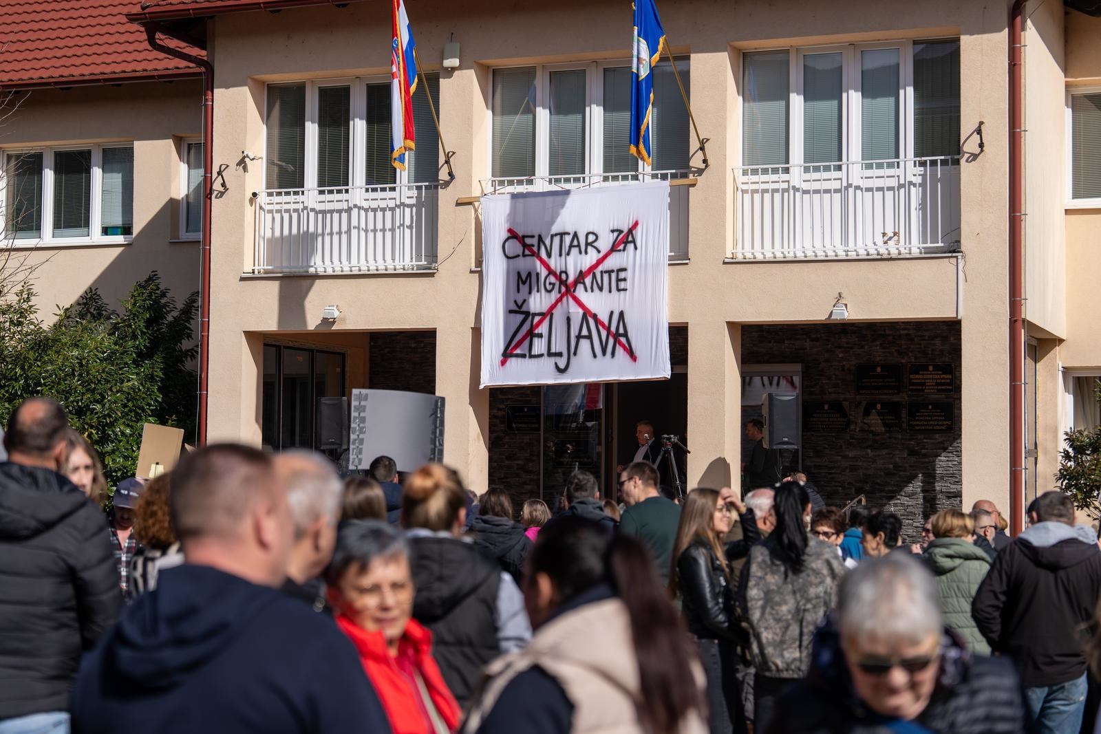 FOTO Održan prosvjed protiv migrantskog centra u Željavi