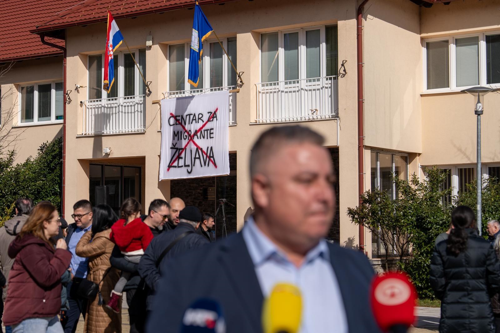 FOTO Održan prosvjed protiv migrantskog centra u Željavi