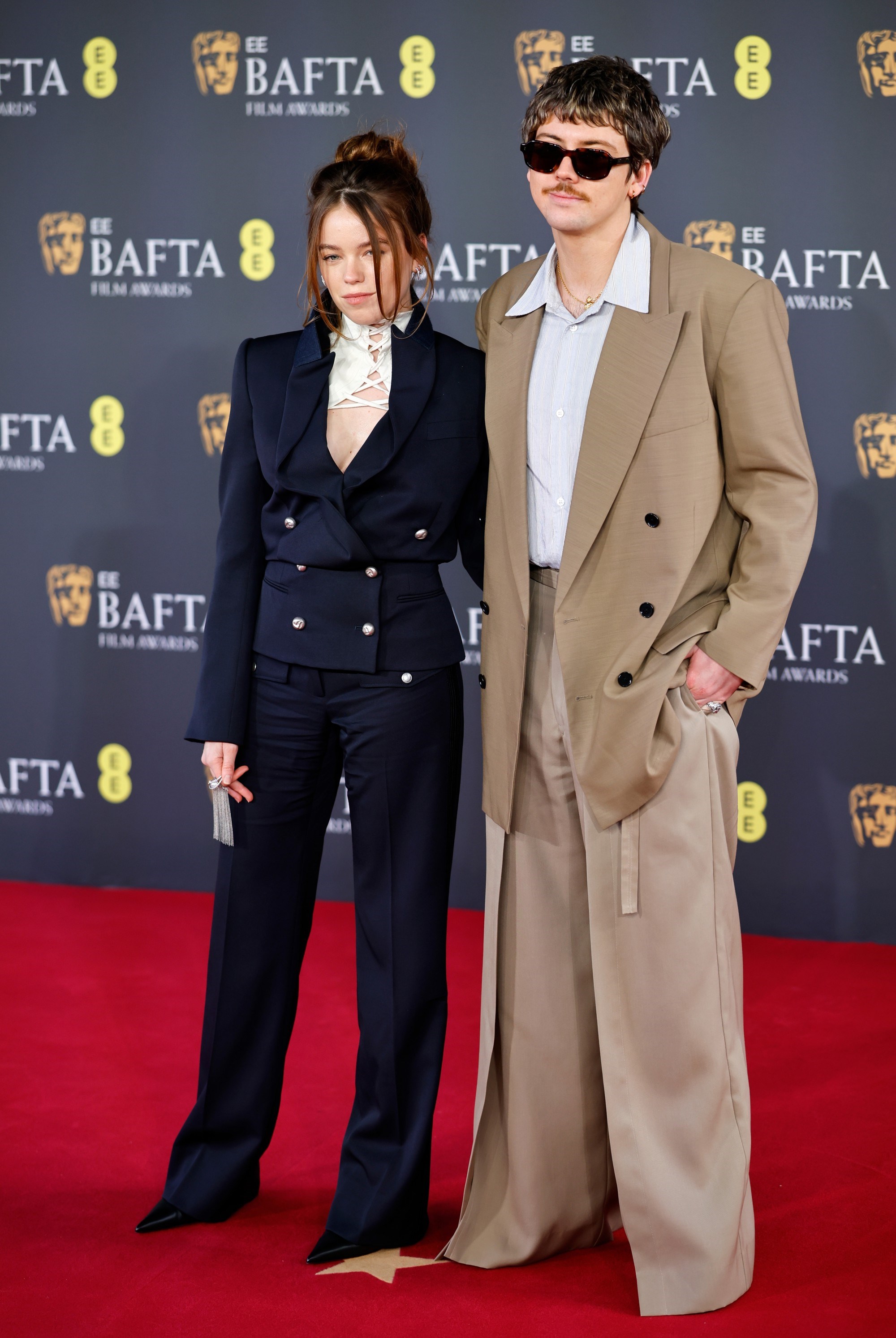 Zvijezda Zmajeve kuće prvi je put prošetala crvenim tepihom s dečkom