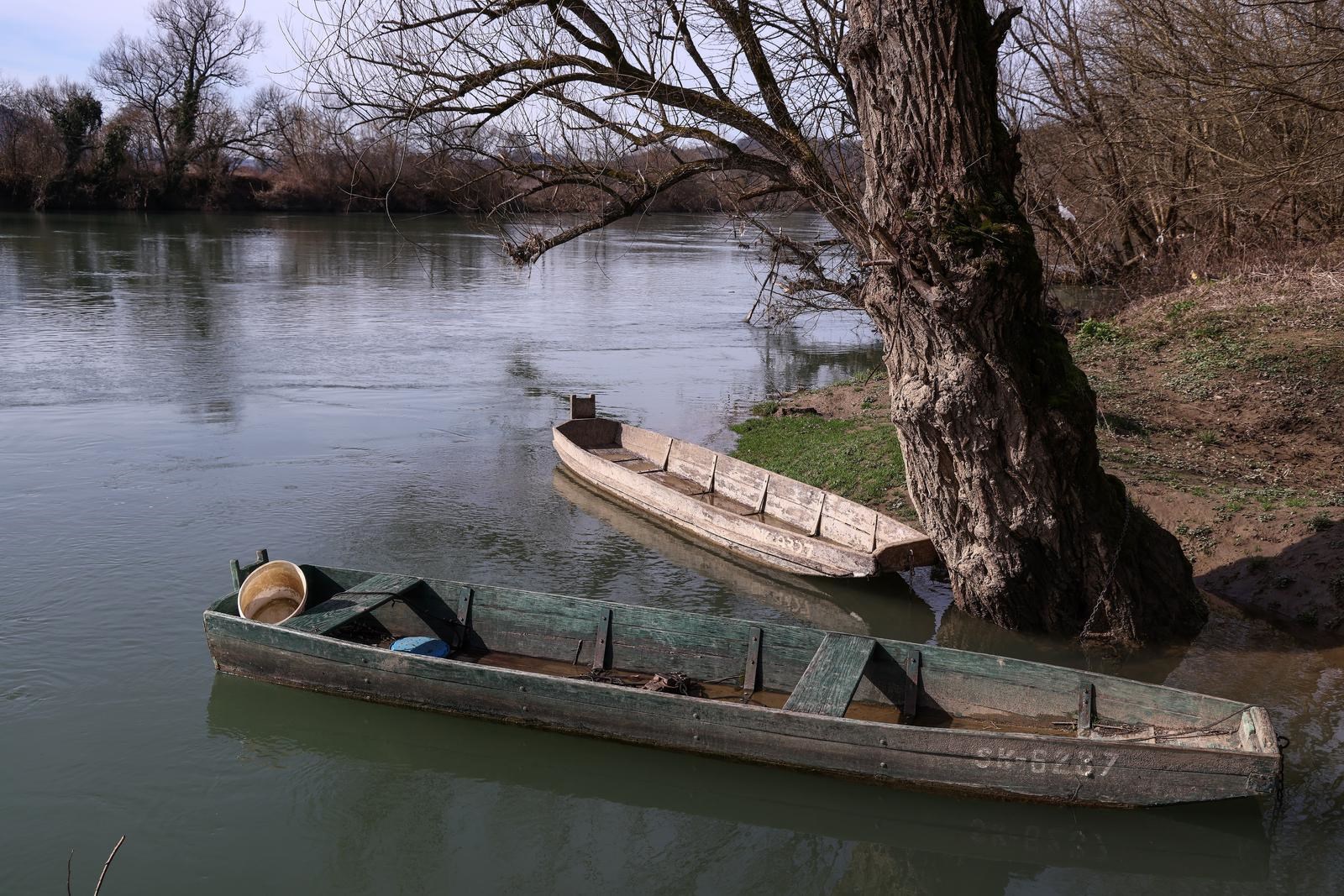Na Uni se prevrnuo čamac s kineskim migrantima. Jedan poginuo, troje preživjelo