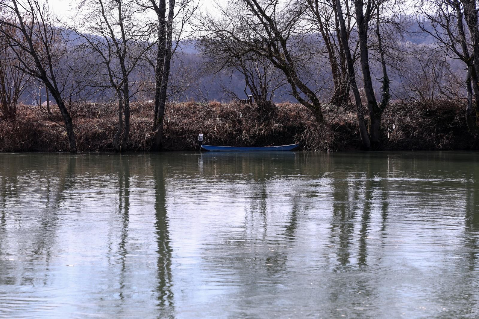 Na Uni se prevrnuo čamac s kineskim migrantima. Jedan poginuo, troje preživjelo