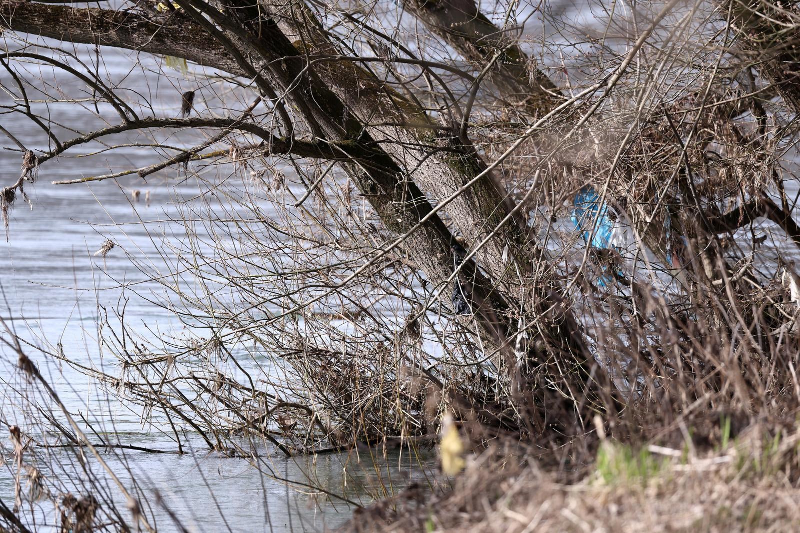 Na Uni se prevrnuo čamac s kineskim migrantima. Jedan poginuo, troje preživjelo