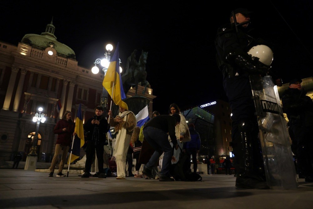 FOTO U Beogradu skup podrške Ukrajini. Desničari nosili ruske zastave sa slovom Z