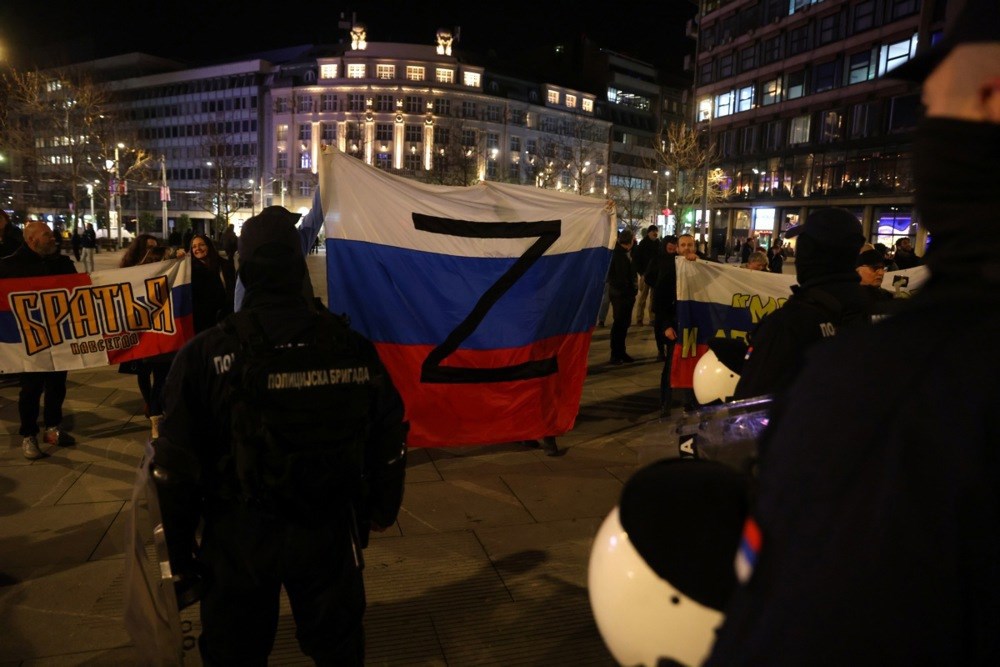 FOTO U Beogradu skup podrške Ukrajini. Desničari nosili ruske zastave sa slovom Z