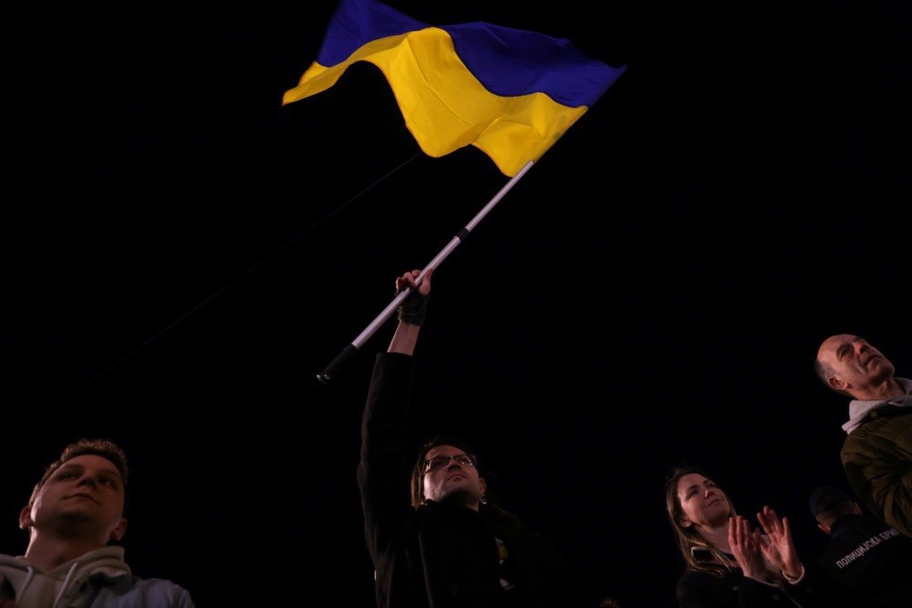 FOTO U Beogradu skup podrške Ukrajini. Desničari nosili ruske zastave sa slovom Z