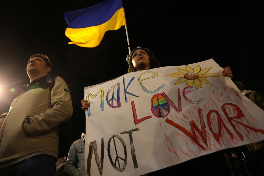 FOTO U Beogradu skup podrške Ukrajini. Desničari nosili ruske zastave sa slovom Z