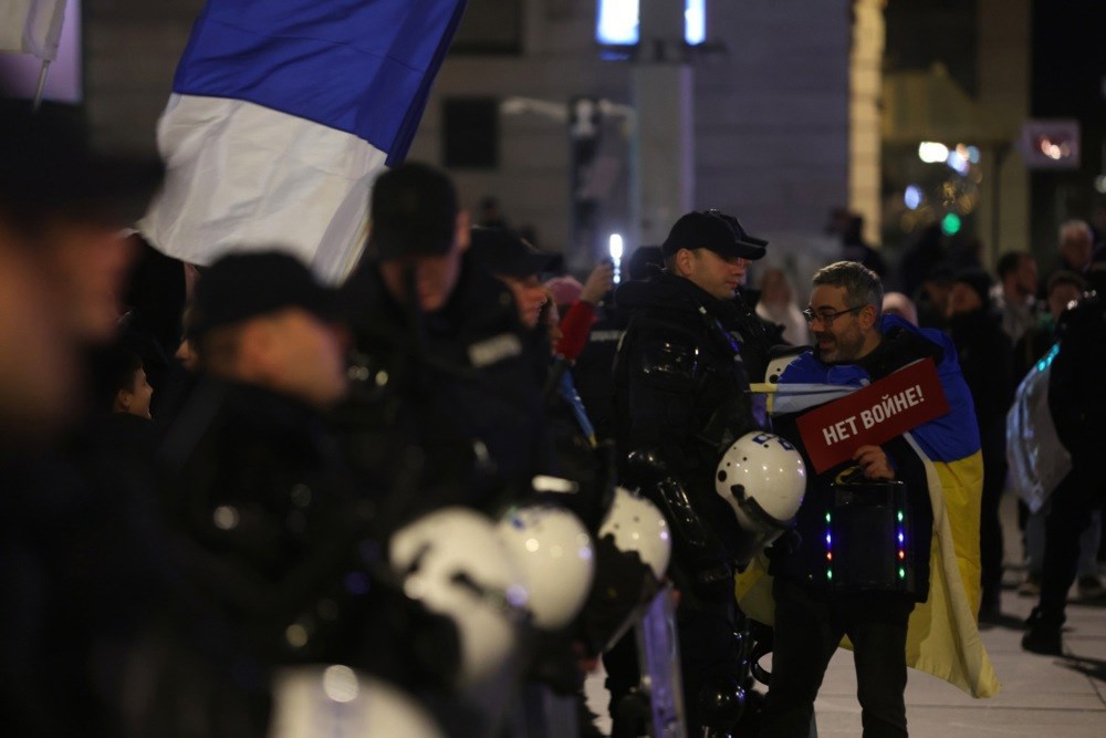 FOTO U Beogradu skup podrške Ukrajini. Desničari nosili ruske zastave sa slovom Z