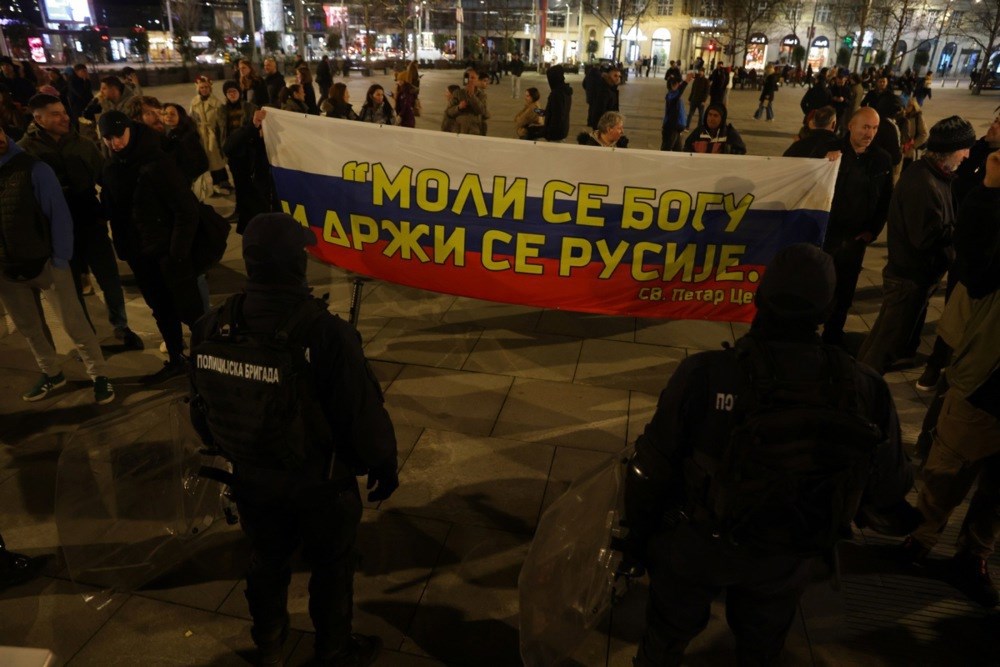 FOTO U Beogradu skup podrške Ukrajini. Desničari nosili ruske zastave sa slovom Z