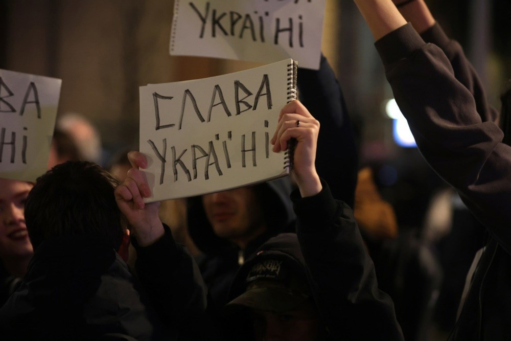 FOTO U Beogradu skup podrške Ukrajini. Desničari nosili ruske zastave sa slovom Z