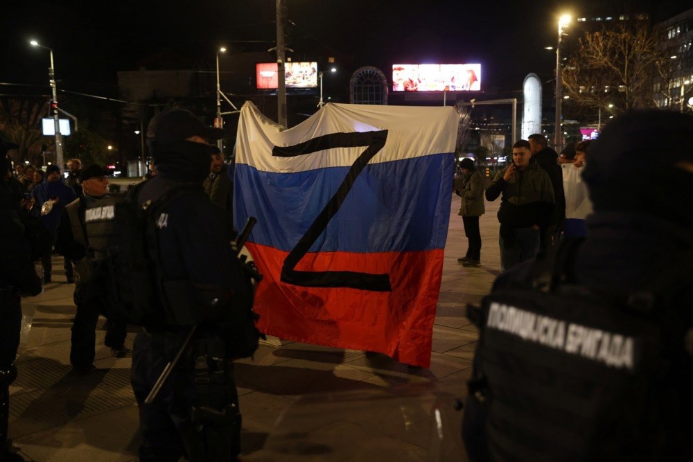 FOTO U Beogradu skup podrške Ukrajini. Desničari nosili ruske zastave sa slovom Z