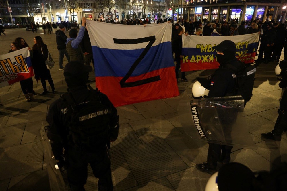 FOTO U Beogradu skup podrške Ukrajini. Desničari nosili ruske zastave sa slovom Z