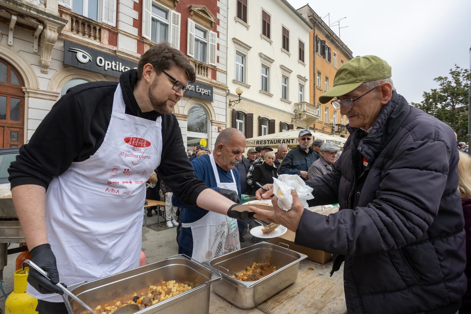U Puli podijeljeno 500 porcija gulaša od veprovine, kuhao i gradonačelnik Peđa Grbin