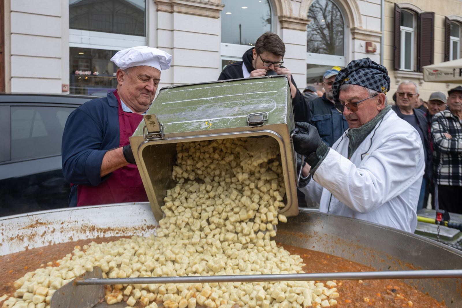 U Puli podijeljeno 500 porcija gulaša od veprovine, kuhao i gradonačelnik Peđa Grbin