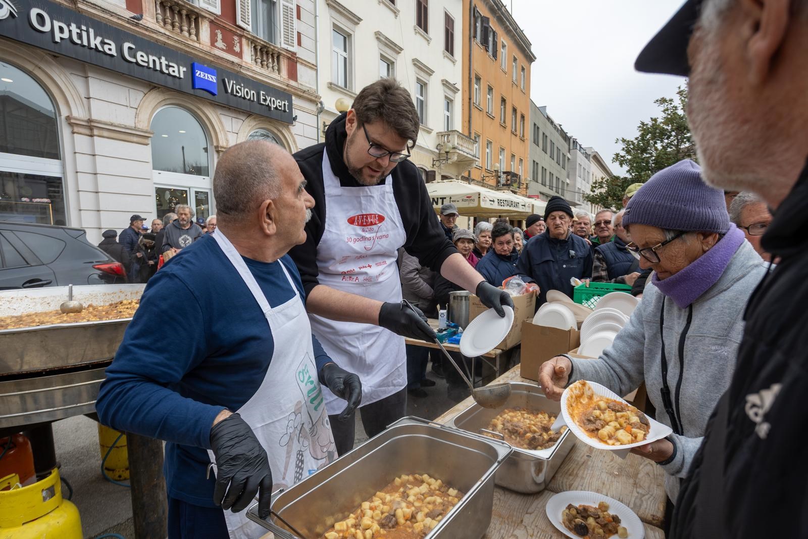 U Puli podijeljeno 500 porcija gulaša od veprovine, kuhao i gradonačelnik Peđa Grbin