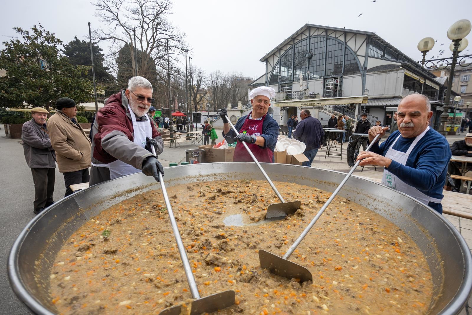 U Puli podijeljeno 500 porcija gulaša od veprovine, kuhao i gradonačelnik Peđa Grbin