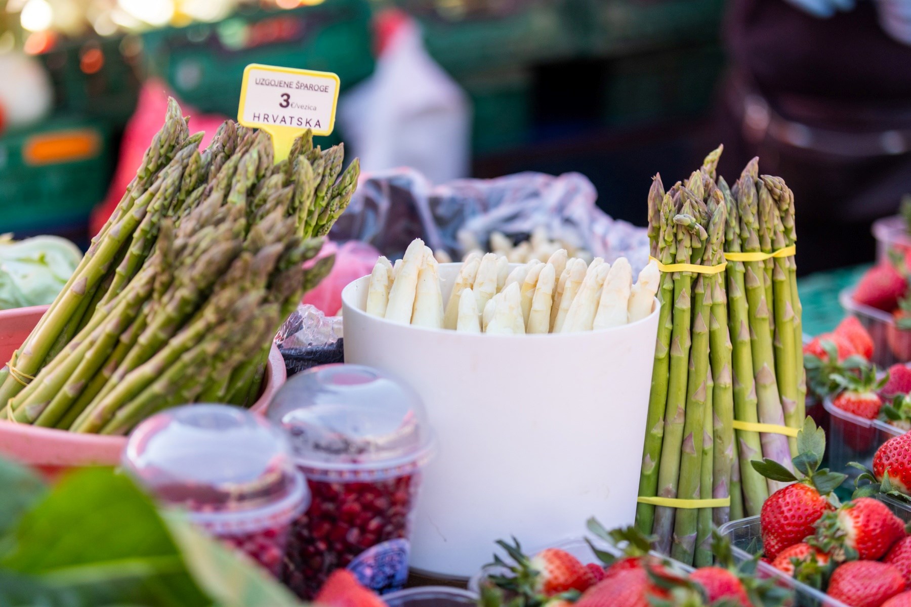 Ogromna razlika u cijeni šparoga u Zagrebu: Na jednoj tržnici 3, na drugoj 10 eura