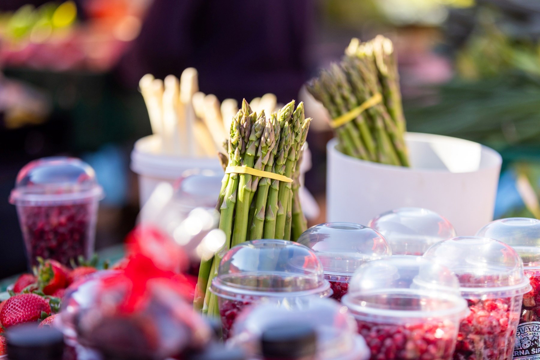 Ogromna razlika u cijeni šparoga u Zagrebu: Na jednoj tržnici 3, na drugoj 10 eura