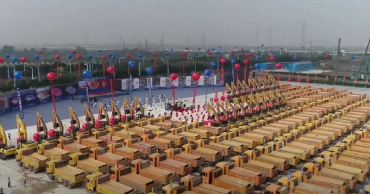 Kamioni pred početak radova