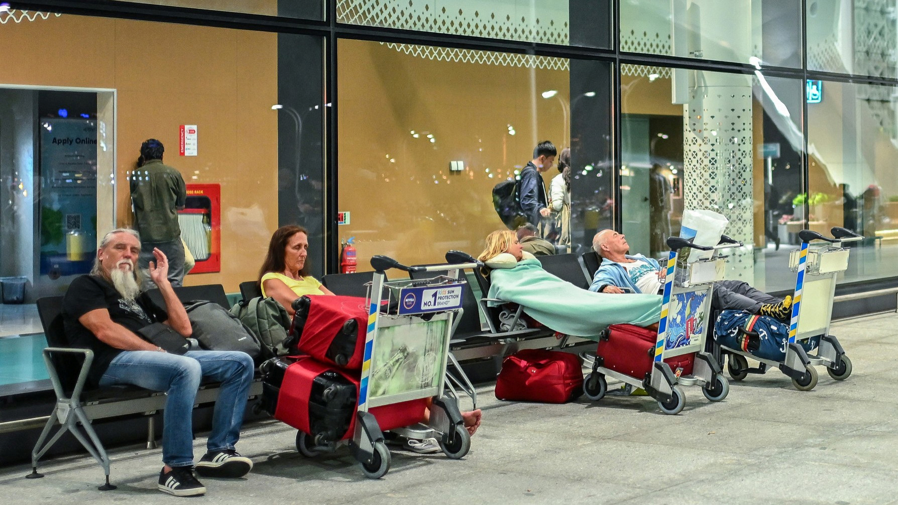 FOTO Svi žele kući… Scene s aerodroma pokazuju razmjere kaosa zbog otkazanih letova