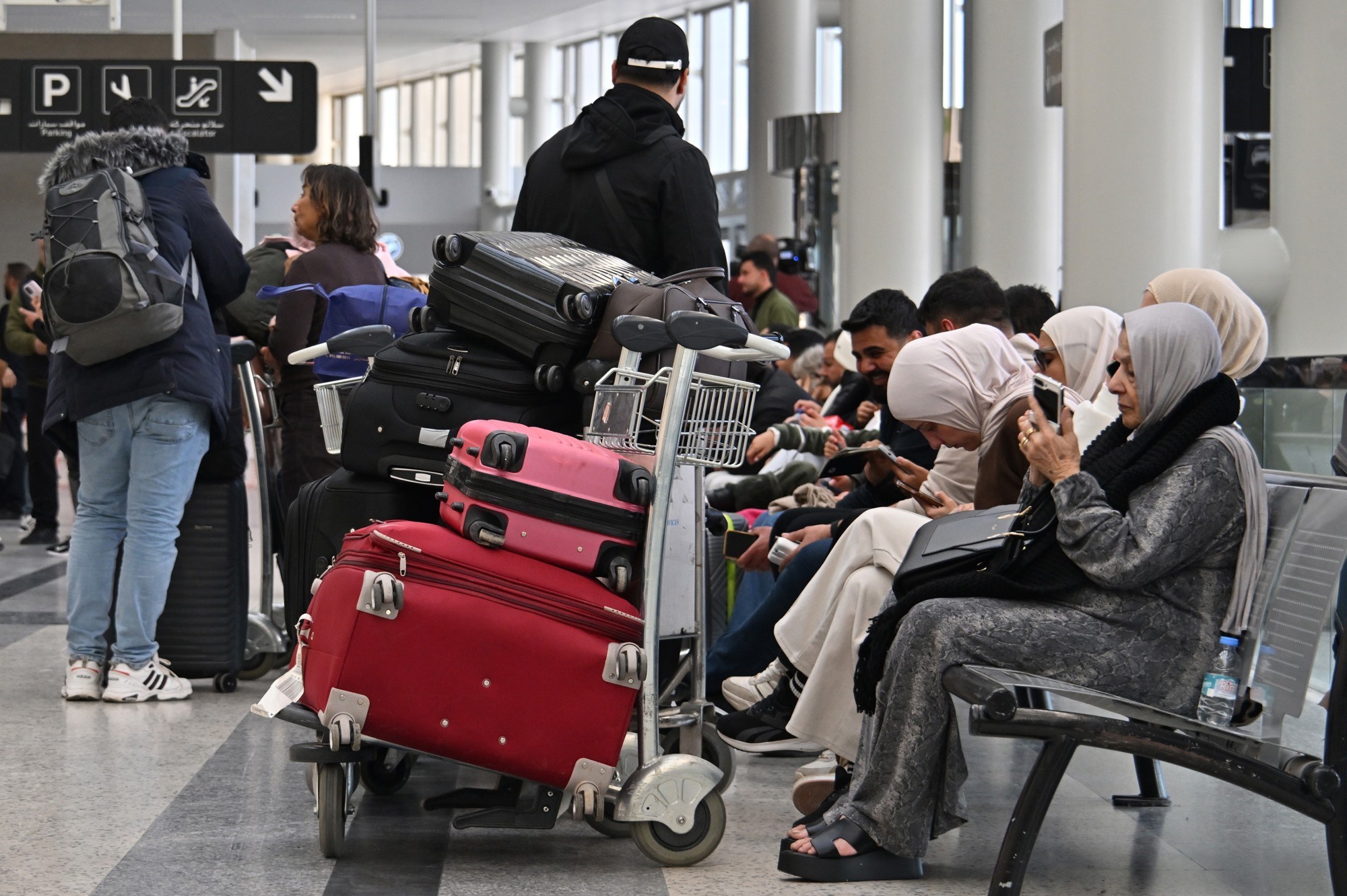 FOTO Svi žele kući… Scene s aerodroma pokazuju razmjere kaosa zbog otkazanih letova