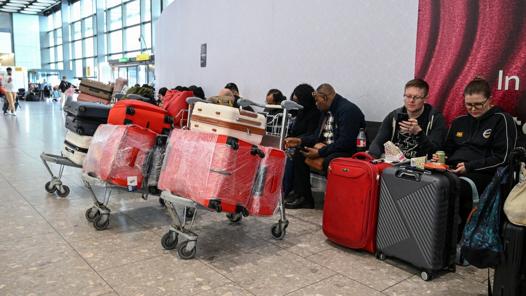 FOTO Svi žele kući… Scene s aerodroma pokazuju razmjere kaosa zbog otkazanih letova