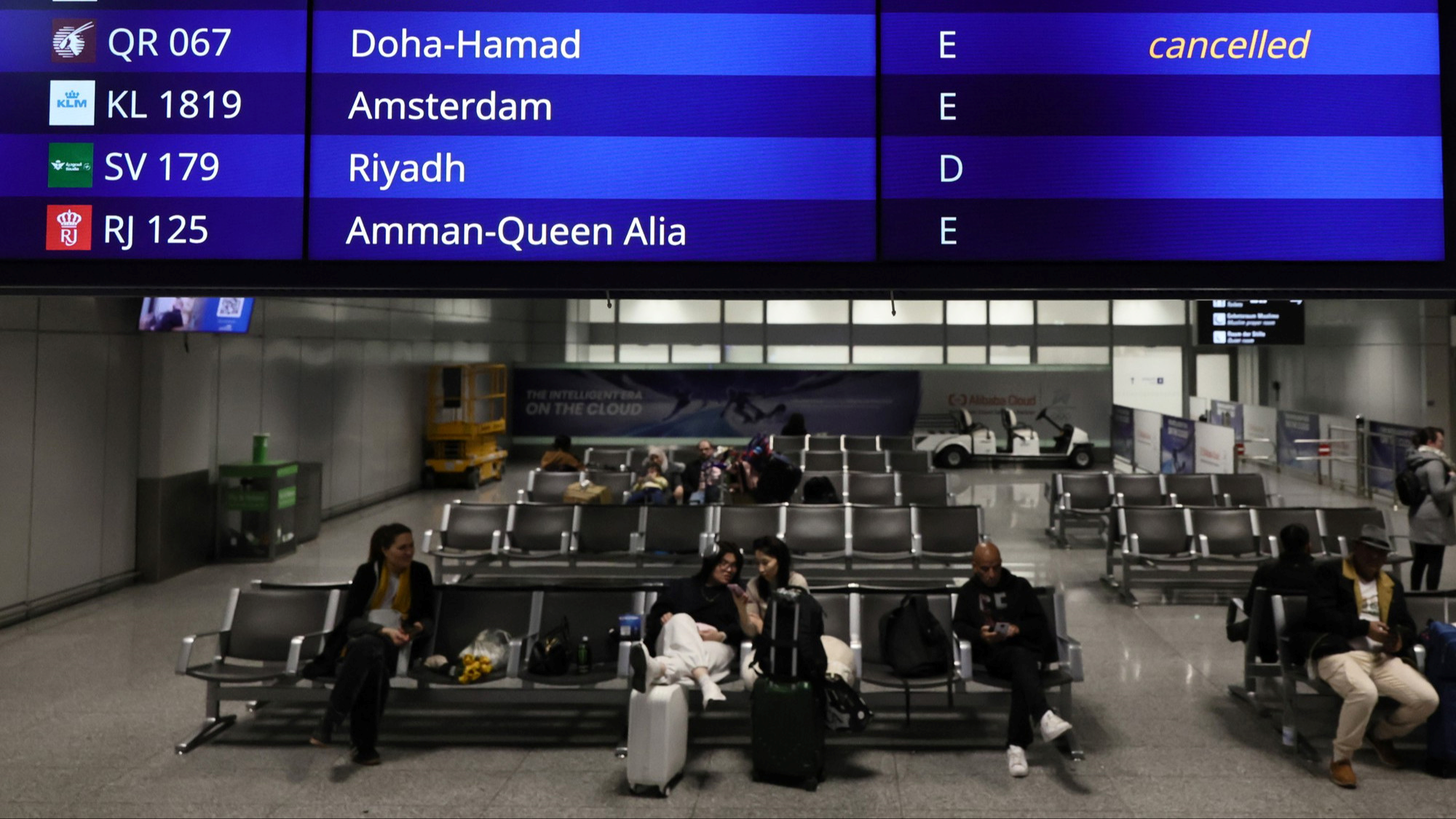 FOTO Svi žele kući… Scene s aerodroma pokazuju razmjere kaosa zbog otkazanih letova