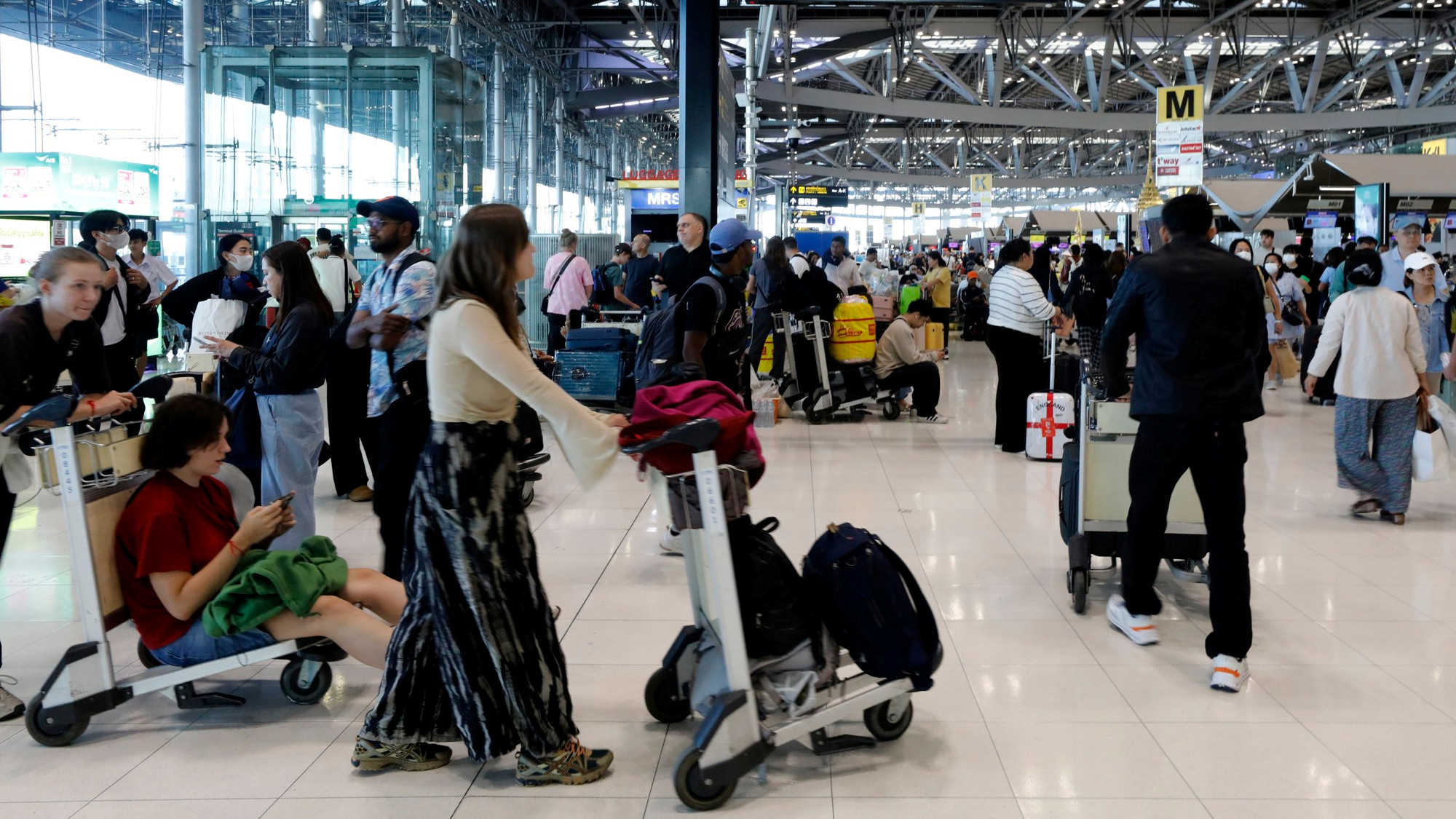 FOTO Svi žele kući… Scene s aerodroma pokazuju razmjere kaosa zbog otkazanih letova