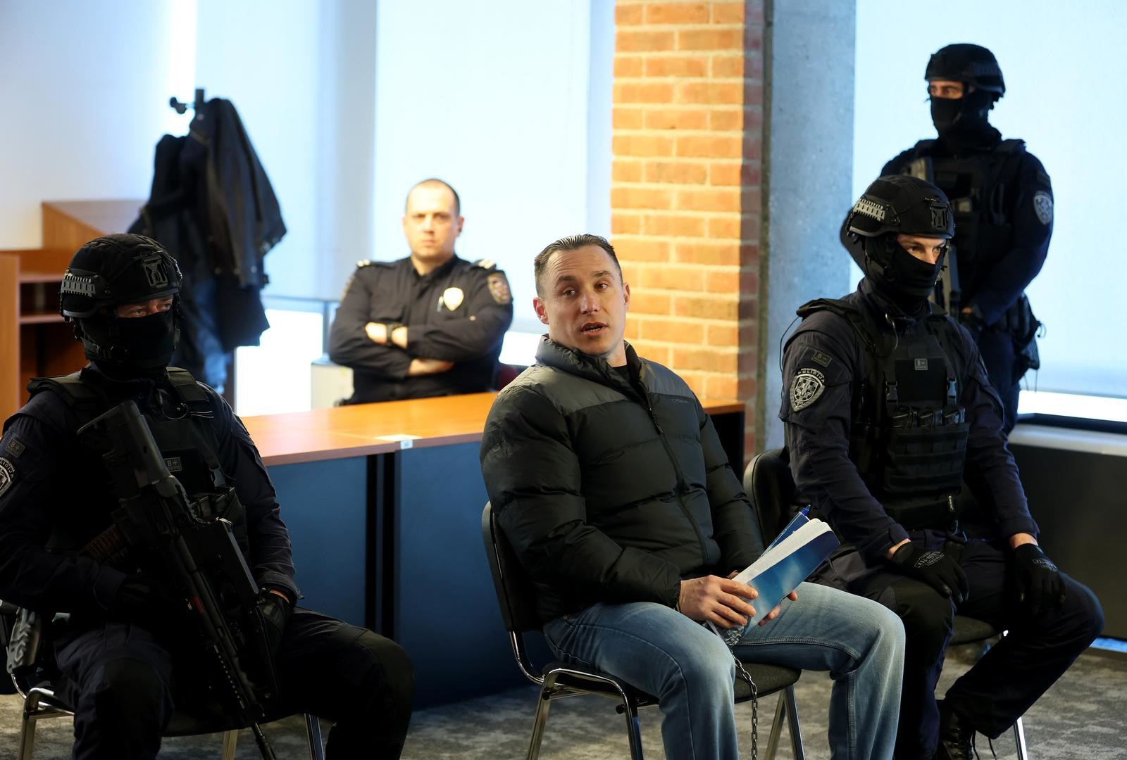 FOTO Mlađana doveli na sud, obratio se novinarima. Traži da se dovede Andriju Jarka