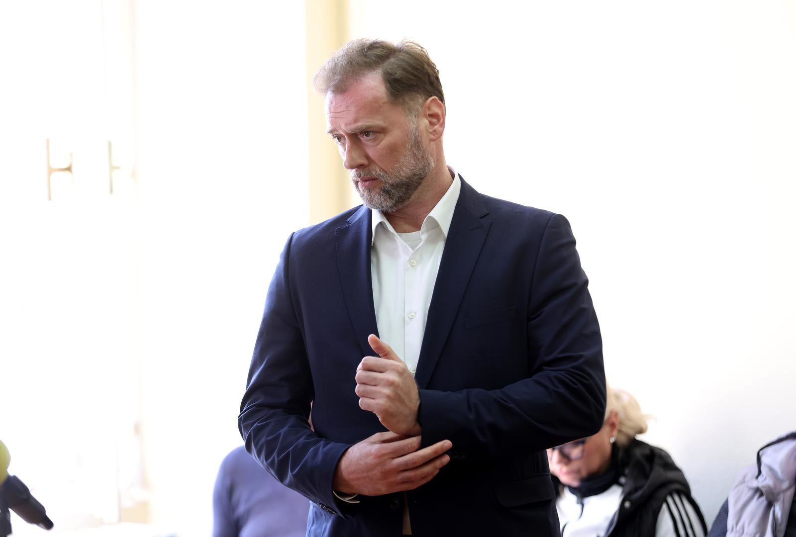 Prekinuto ročište Banožiću. Tražio je izuzeće tužitelja, kazneno prijavio svjedoke