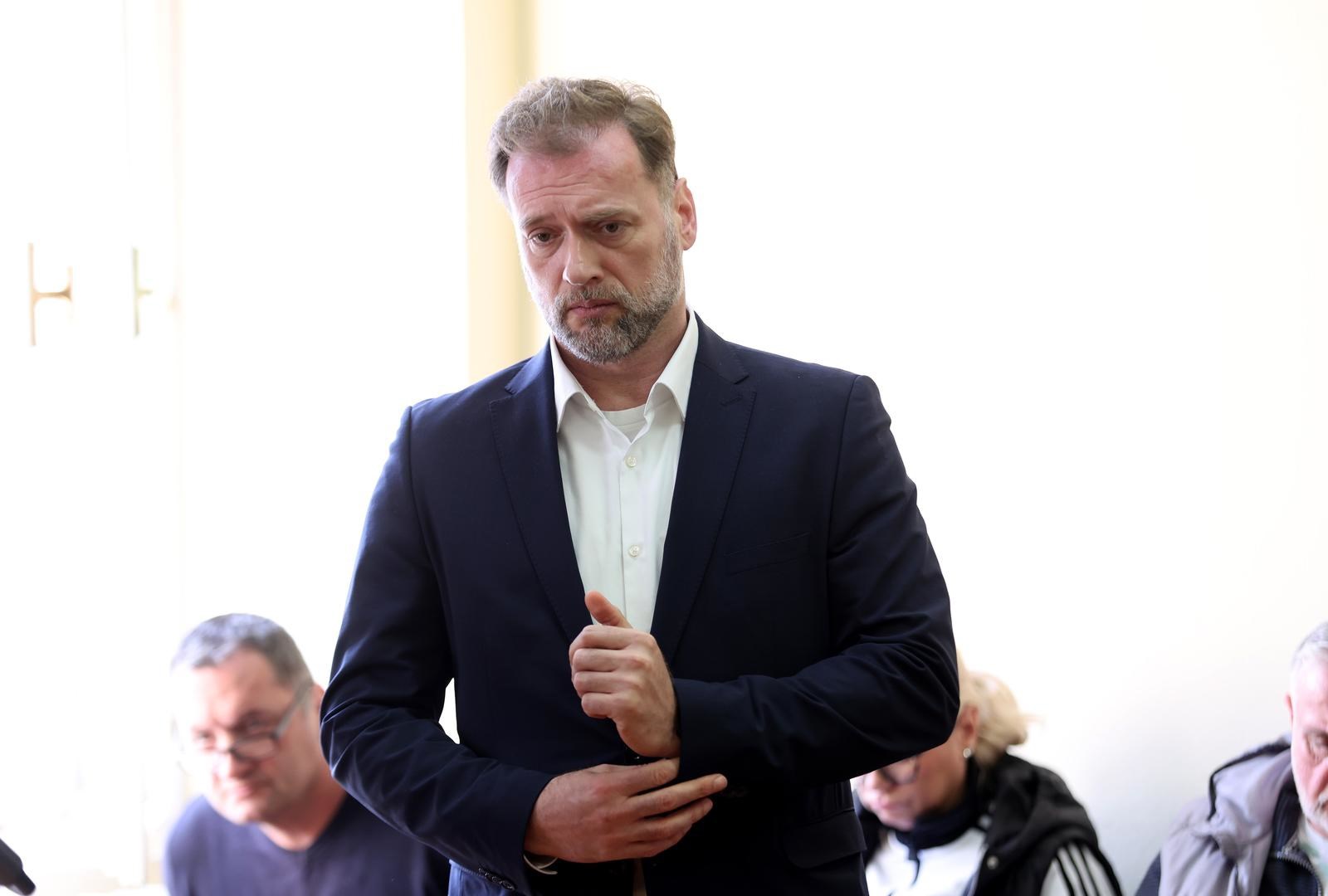 Prekinuto ročište Banožiću. Tražio je izuzeće tužitelja, kazneno prijavio svjedoke