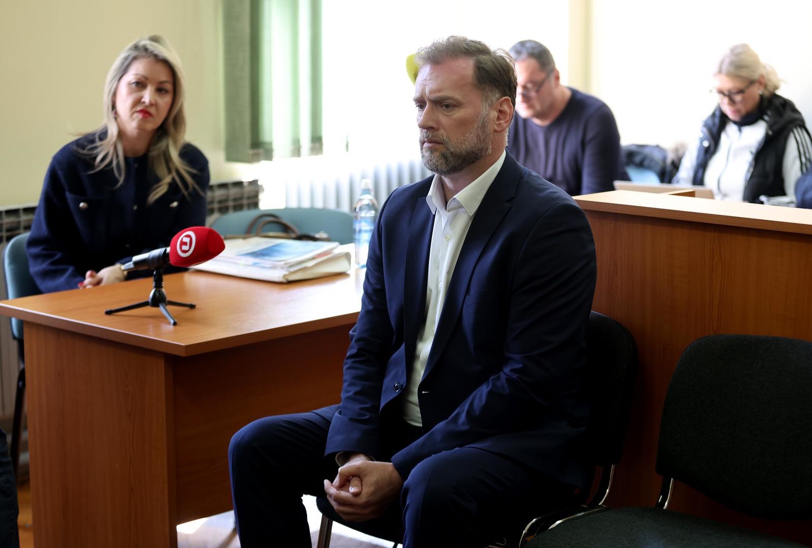 Prekinuto ročište Banožiću. Tražio je izuzeće tužitelja, kazneno prijavio svjedoke