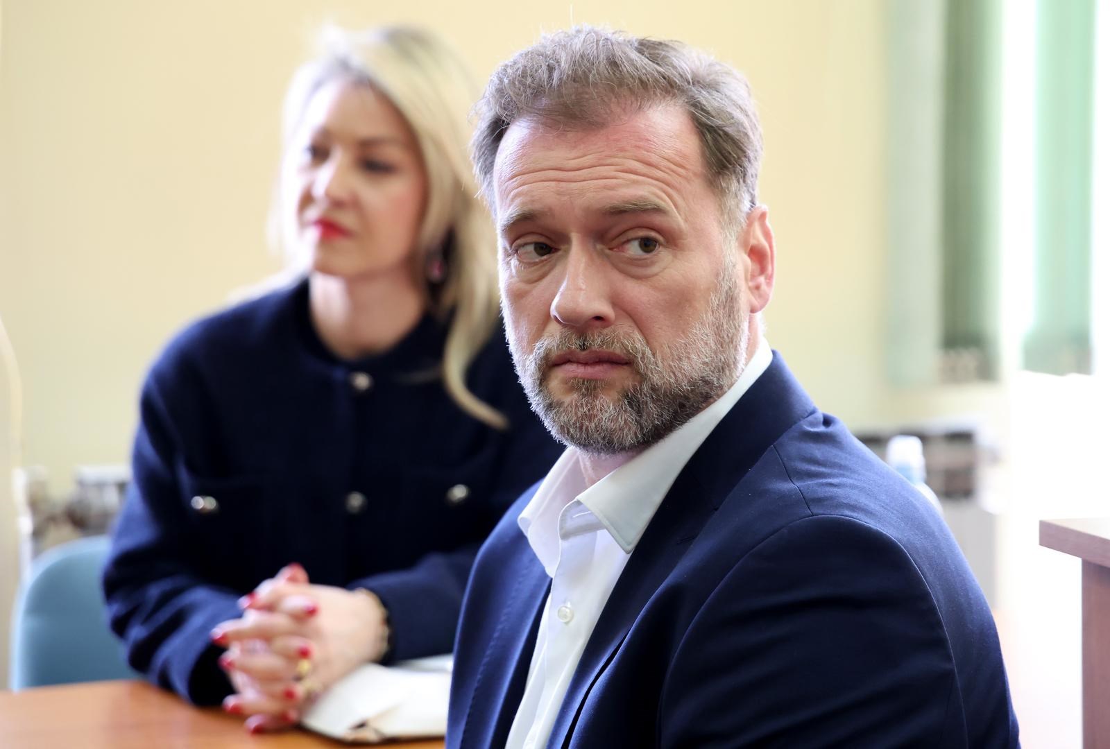 Prekinuto ročište Banožiću. Tražio je izuzeće tužitelja, kazneno prijavio svjedoke