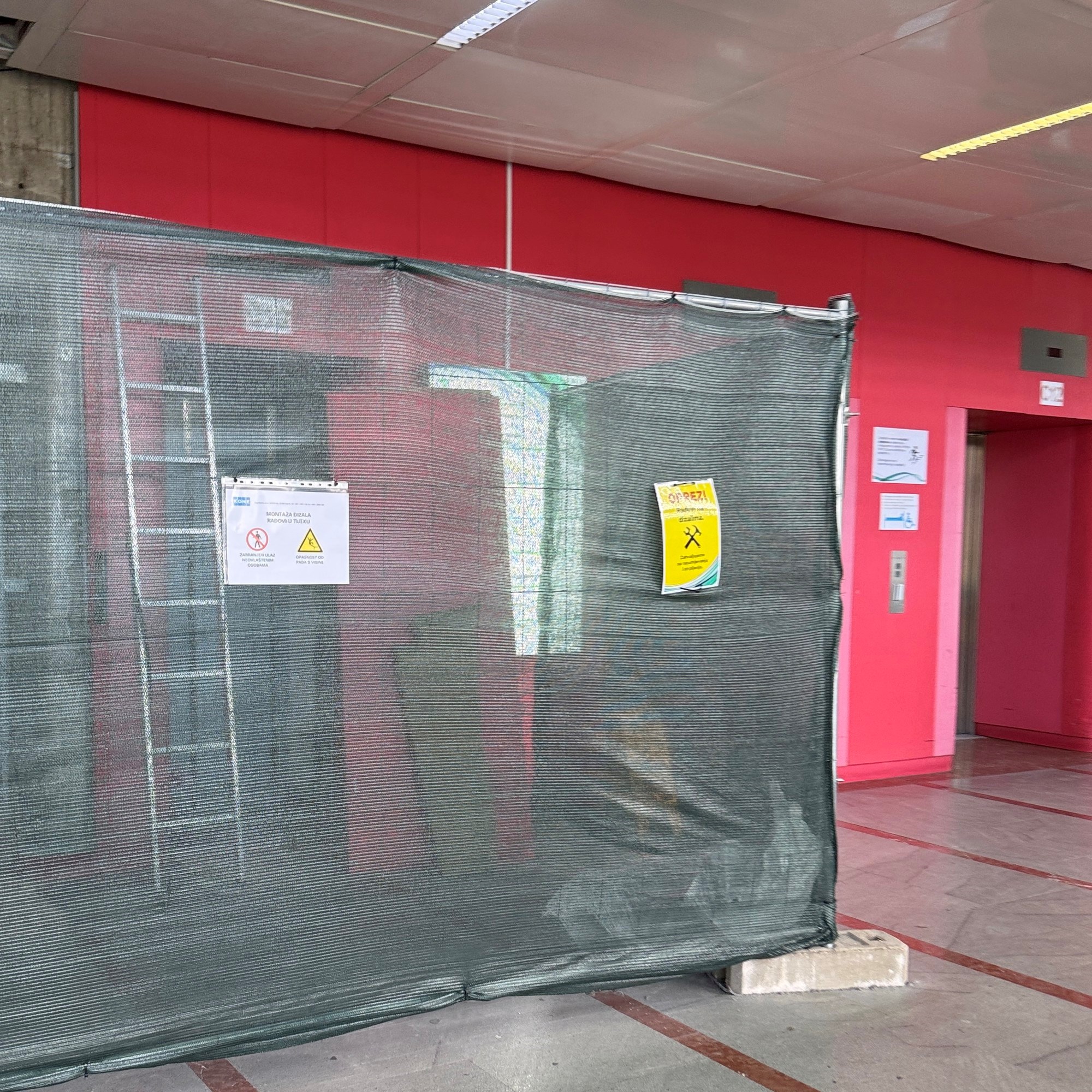 U KB Dubrava ne radi dio liftova. "Ljudi na respiratorima čekaju po sat vremena"