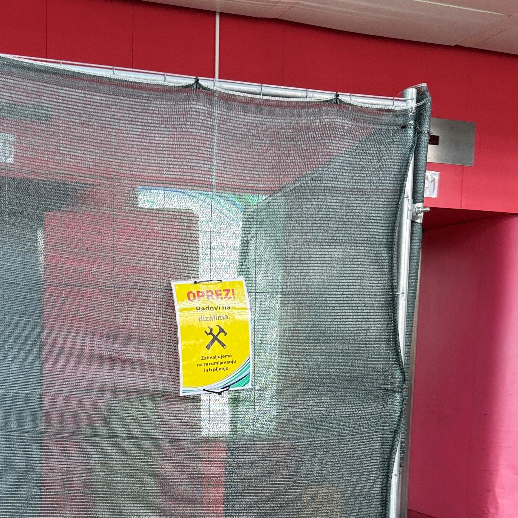 U KB Dubrava ne radi dio liftova. "Ljudi na respiratorima čekaju po sat vremena"