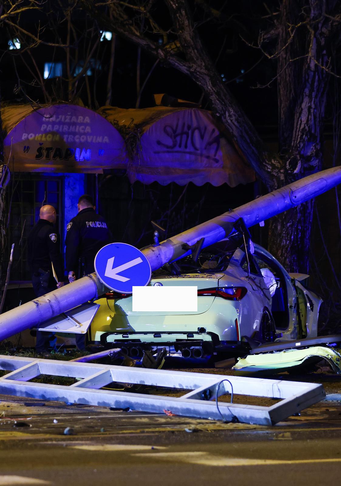 FOTO BMW-om srušio semafor u Zagrebu, suvozačica ostala prikliještena u autu