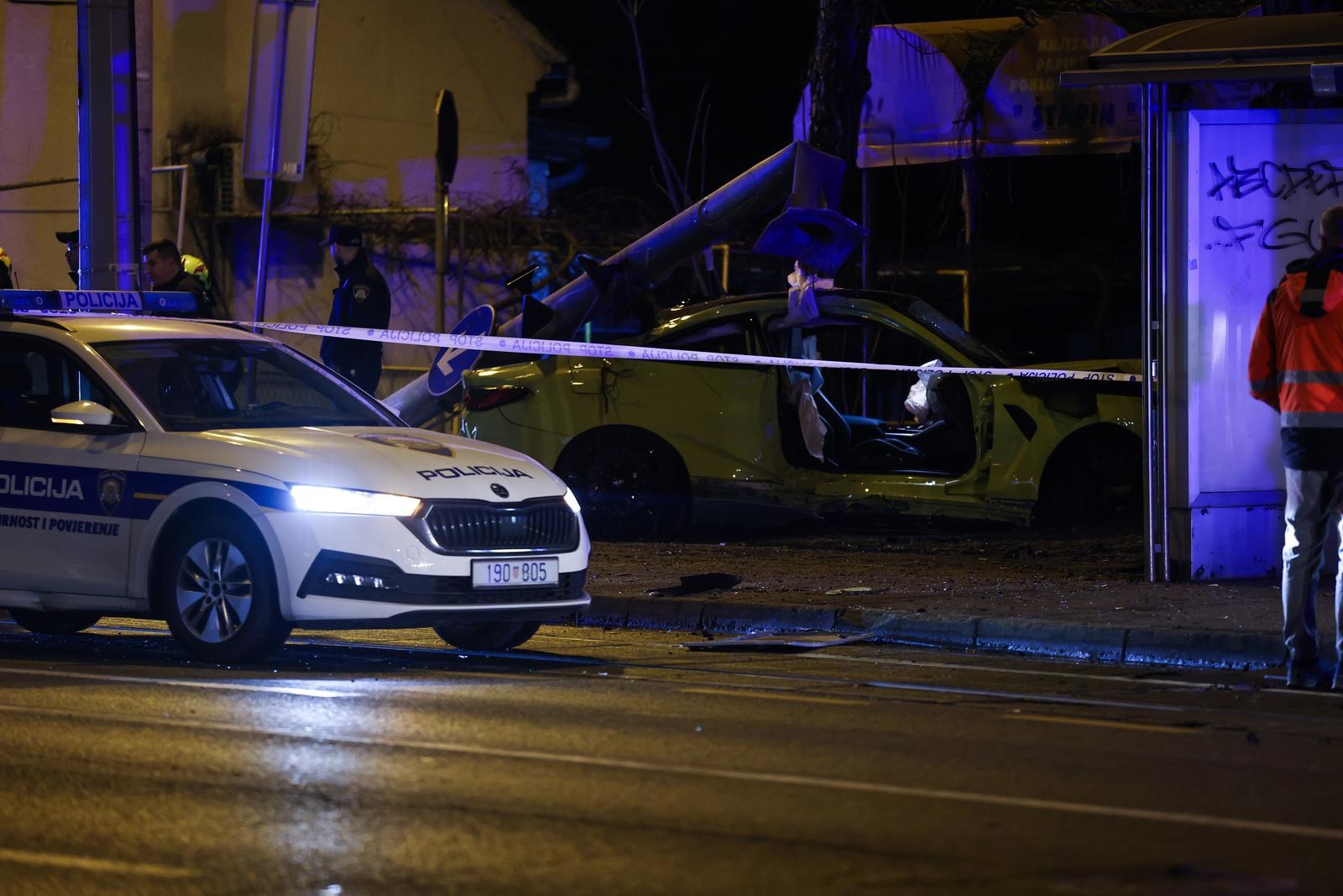 FOTO BMW-om srušio semafor u Zagrebu, suvozačica ostala prikliještena u autu