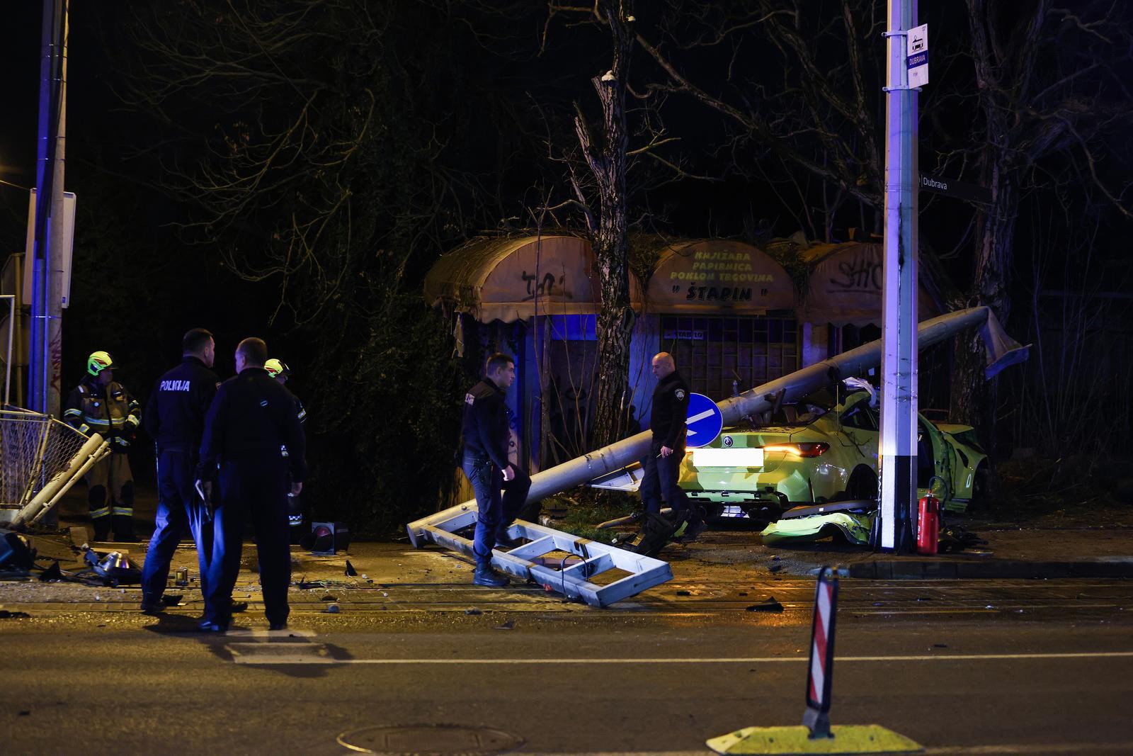 FOTO BMW-om srušio semafor u Zagrebu, suvozačica ostala prikliještena u autu
