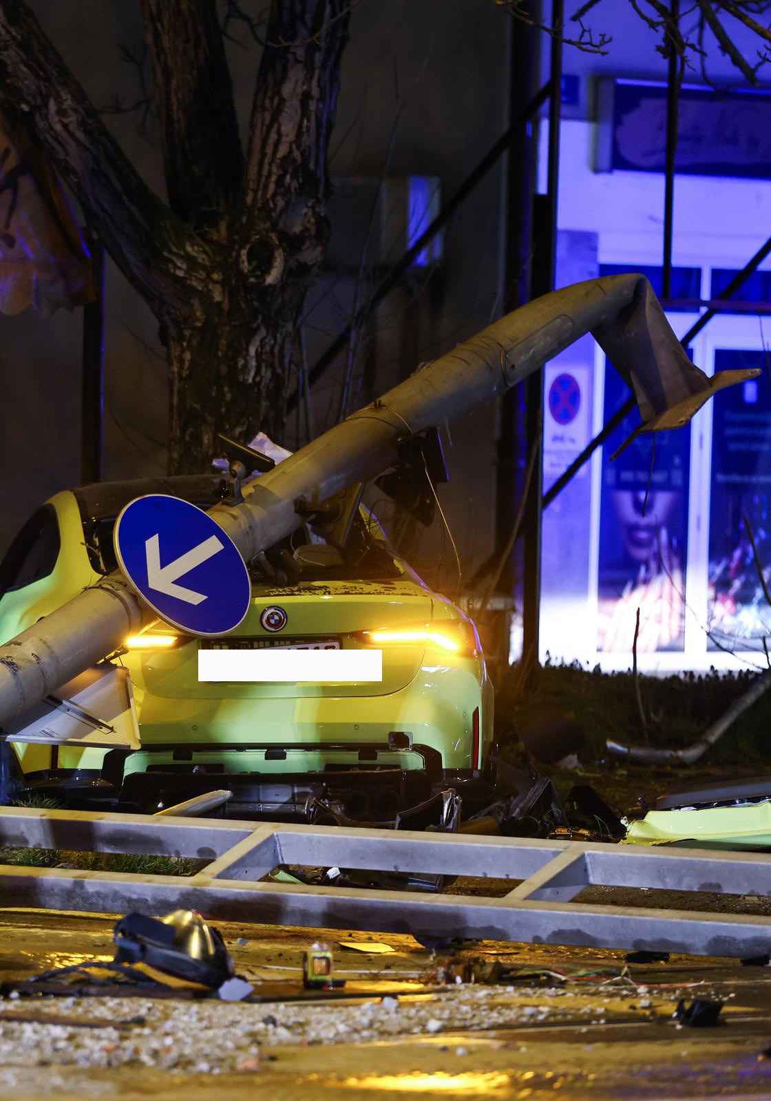 FOTO BMW-om srušio semafor u Zagrebu, suvozačica ostala prikliještena u autu