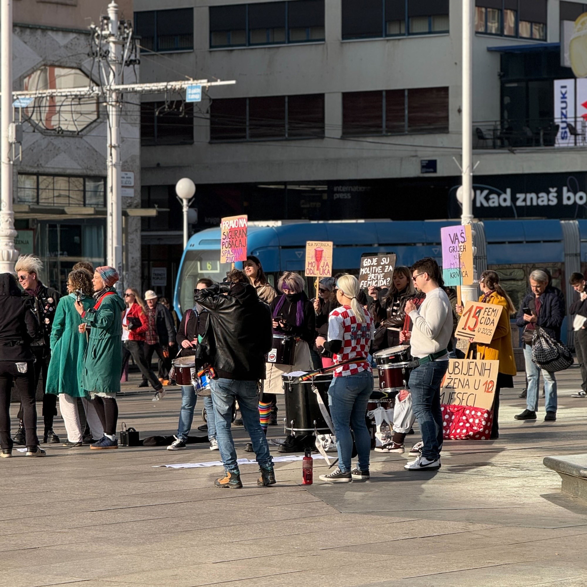 VIDEO I FOTO Klečavci opet bili na Trgu, klečale i žene