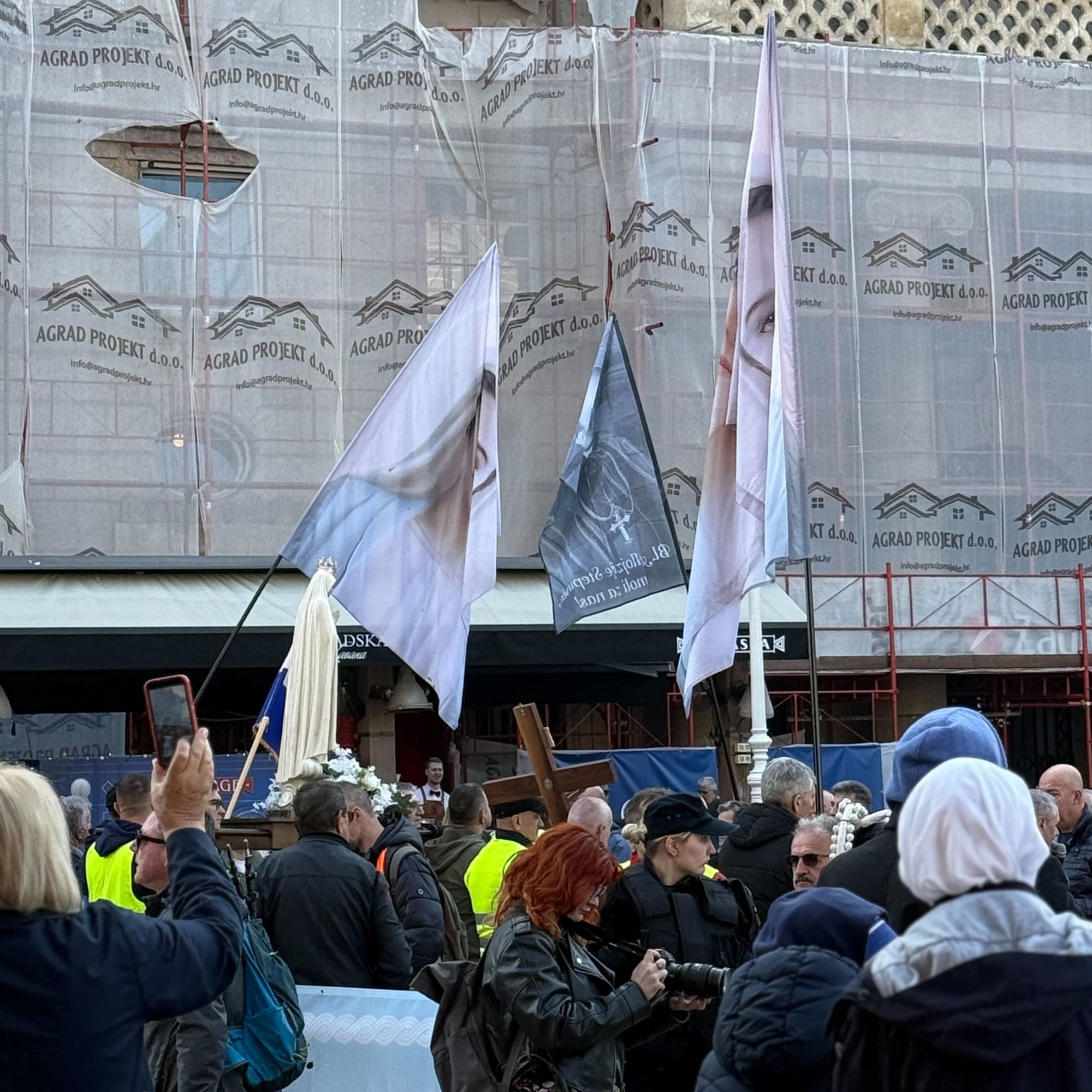 VIDEO I FOTO Klečavci opet bili na Trgu, klečale i žene