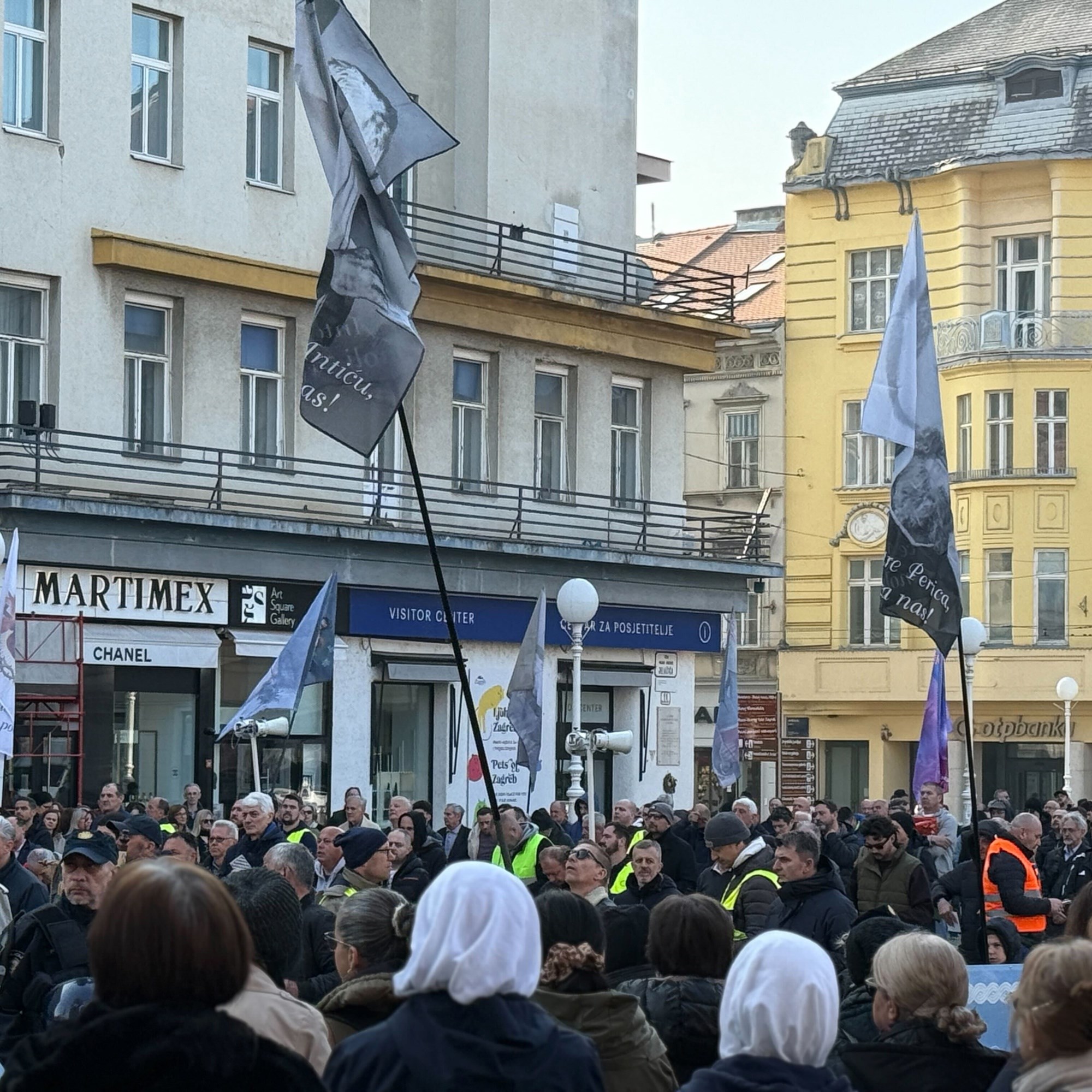 VIDEO I FOTO Klečavci opet bili na Trgu, klečale i žene