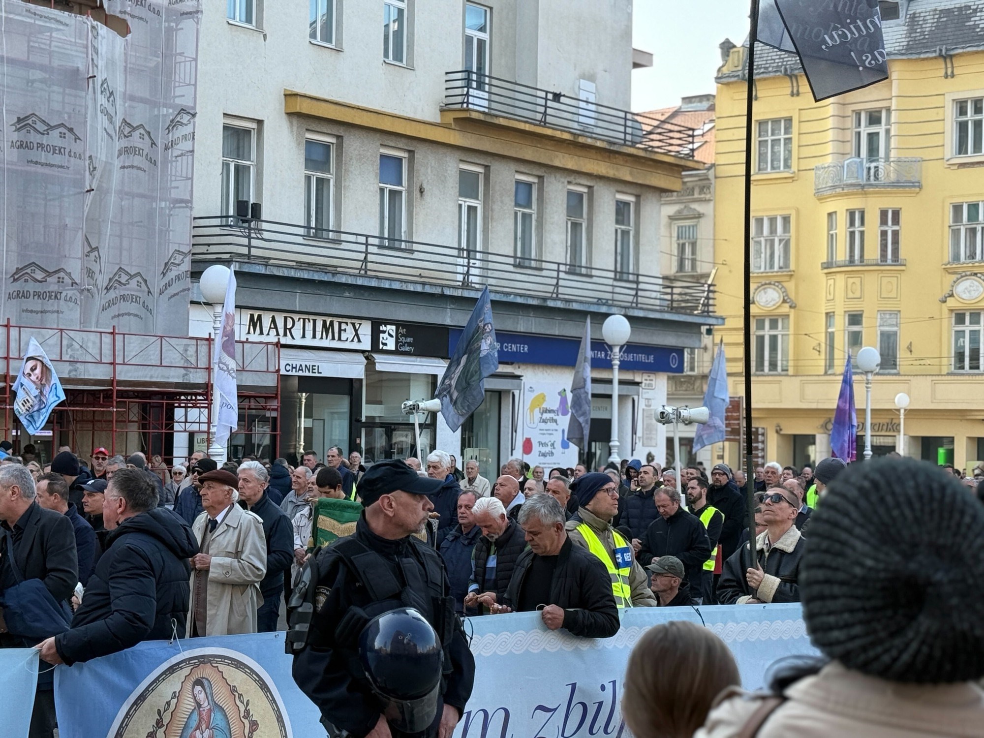 VIDEO I FOTO Klečavci opet bili na Trgu, klečale i žene