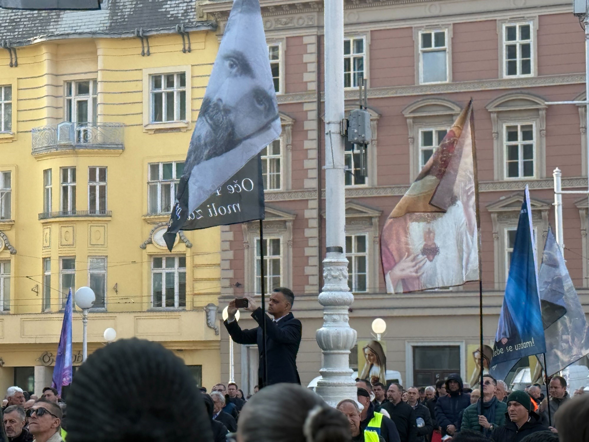 VIDEO I FOTO Klečavci opet bili na Trgu, klečale i žene