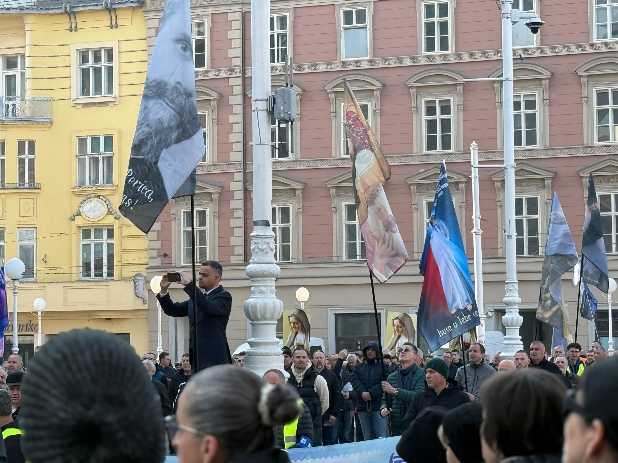 VIDEO I FOTO Klečavci opet bili na Trgu, klečale i žene