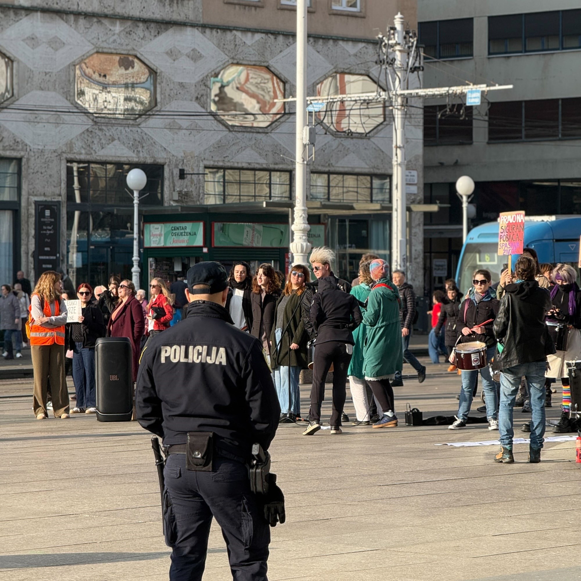 VIDEO I FOTO Klečavci opet bili na Trgu, klečale i žene