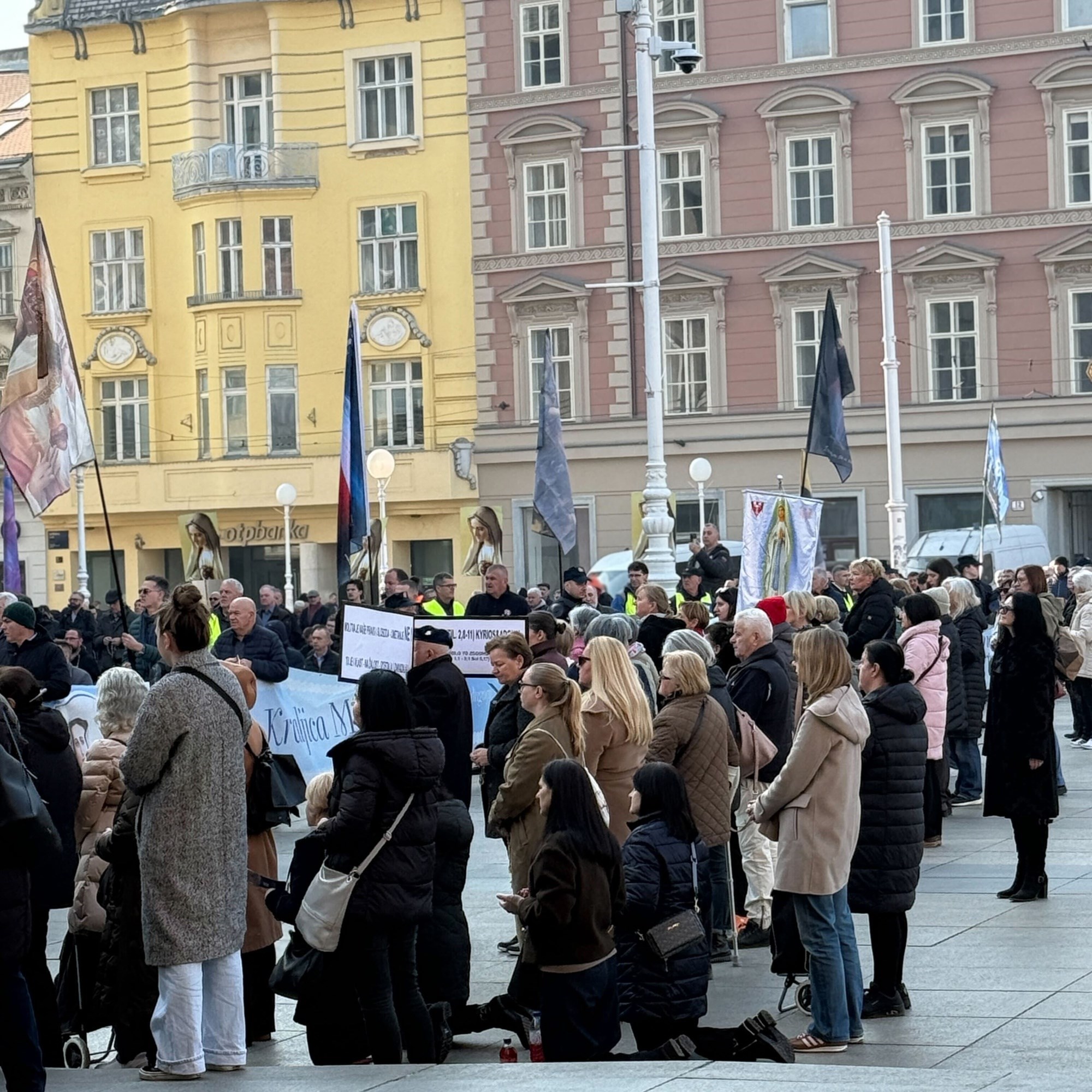 VIDEO I FOTO Klečavci opet bili na Trgu, klečale i žene