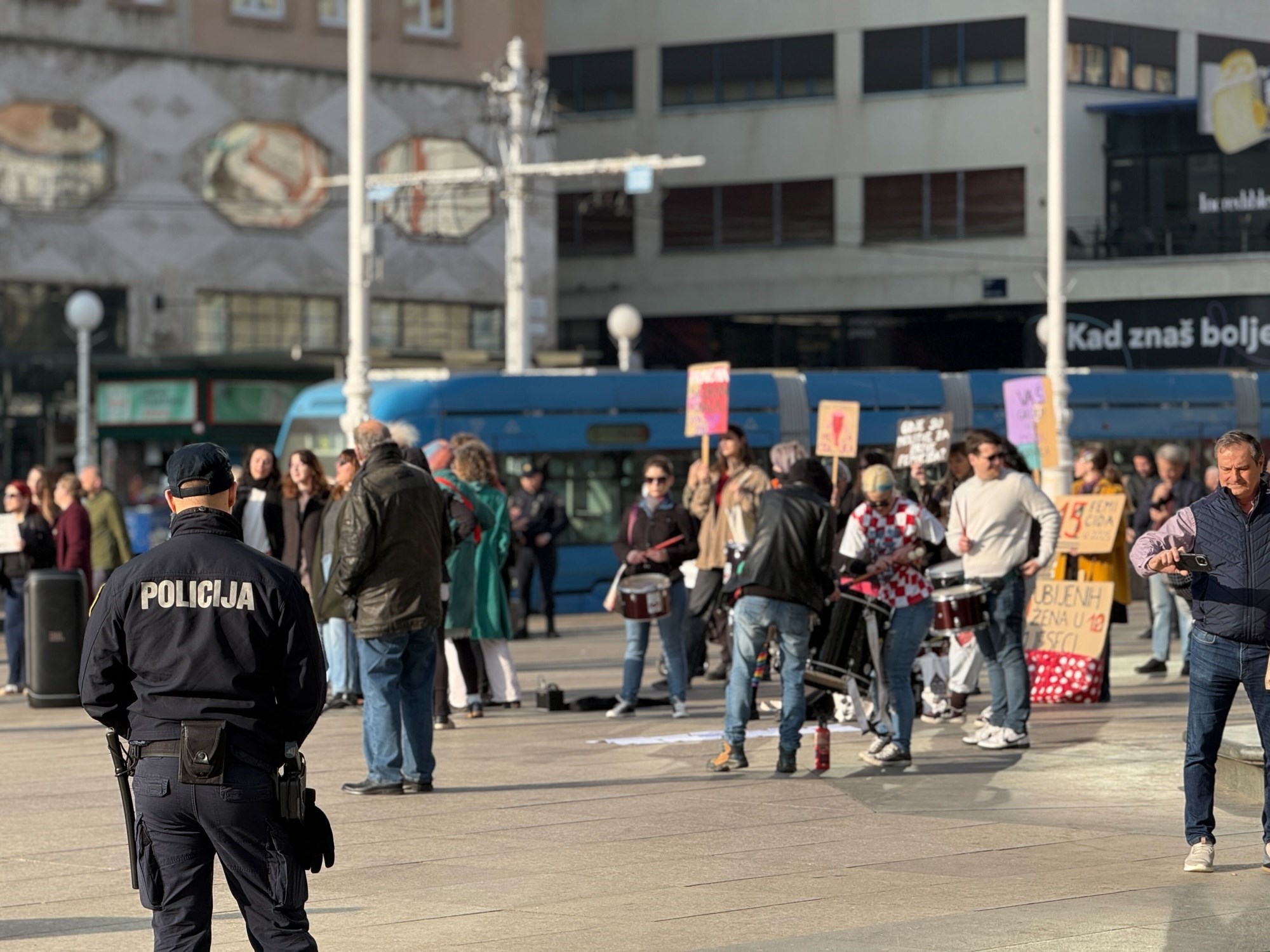 VIDEO I FOTO Klečavci opet bili na Trgu, klečale i žene